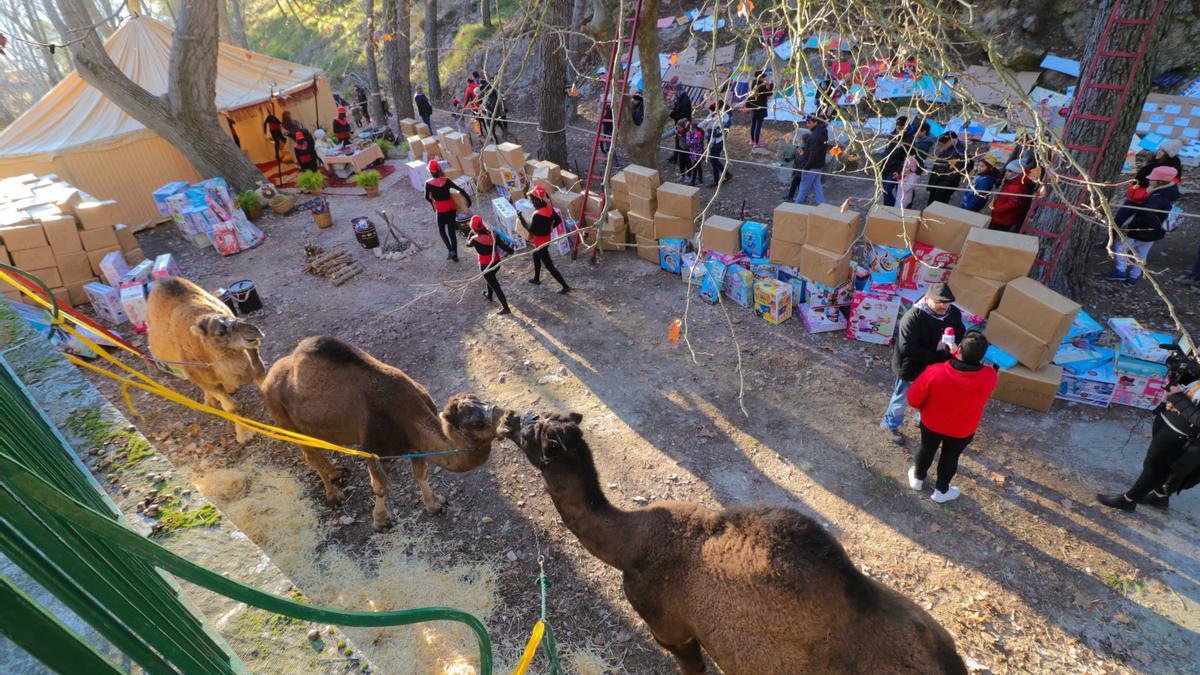 El día 5 de enero por la mañana los niños visitan el Campamento Real, en el Preventorio.