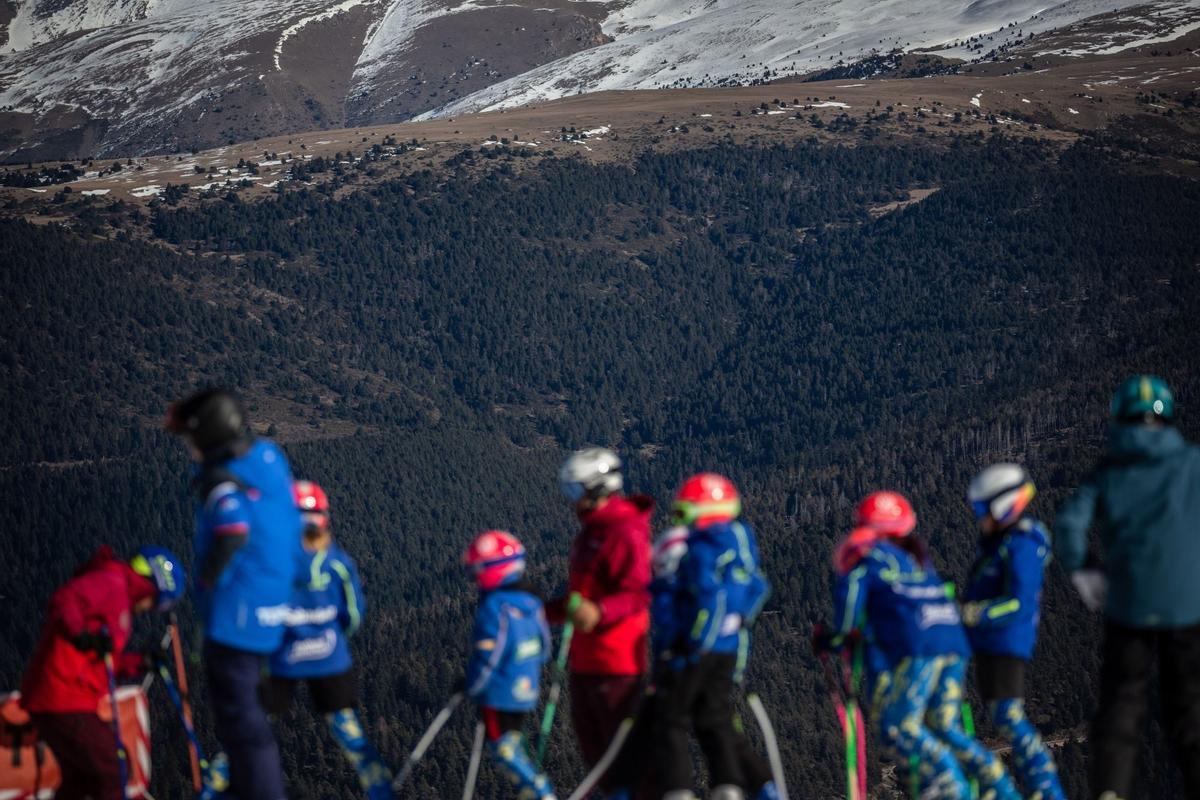 El aumento de las temperaturas significa que la gran mayoría de las estaciones de esquí del mundo ya dependen de la nieve artificial para aumentar la capa de nieve y prolongar la temporada, pero una racha récord de clima templado a fines de diciembre significa que incluso la nieve artificial ya no es posible en algunas áreas como en La Molina