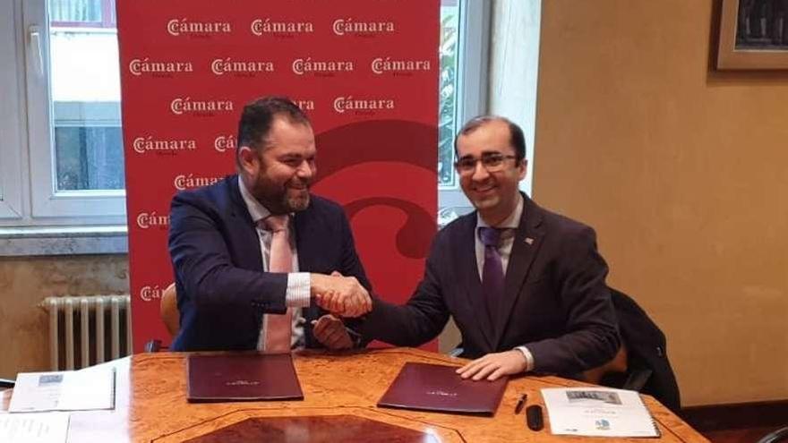 Carlos Paniceres y José Víctor Rodríguez, ayer, durante la firma del convenio, en Cangas del Narcea.