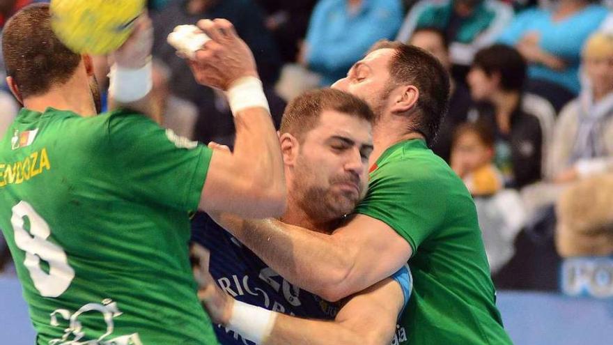 Dani Cerqueira, frenado por dos jugadores de Cuenca, durante el partido de ayer. // Gonzalo Núñez