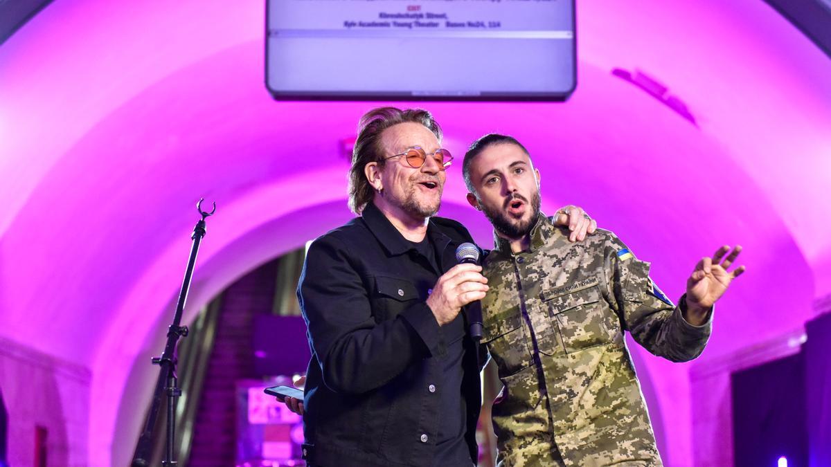 U2 visita Ucrania y ofrece un pequeño concierto en una estación de metro usada como refugio