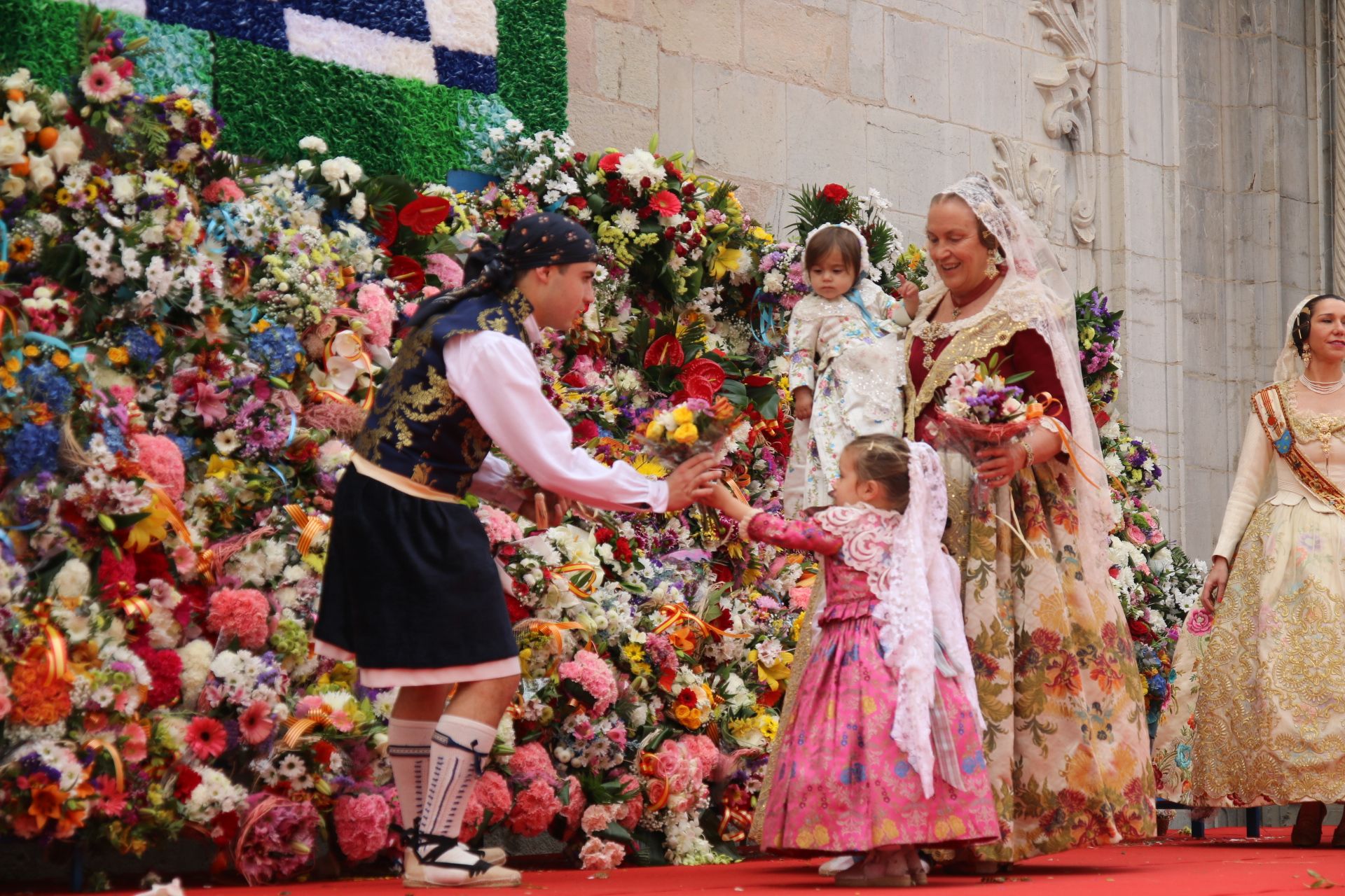 Fotos de la ofrenda a la patrona en las Fallas de Burriana 2024