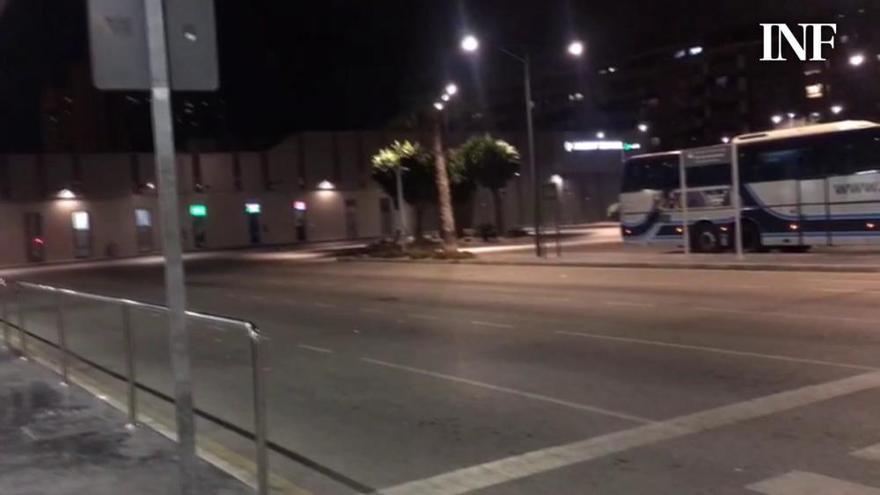 La estación de tren de Alicante se queda sin taxis en plena llegada de trenes