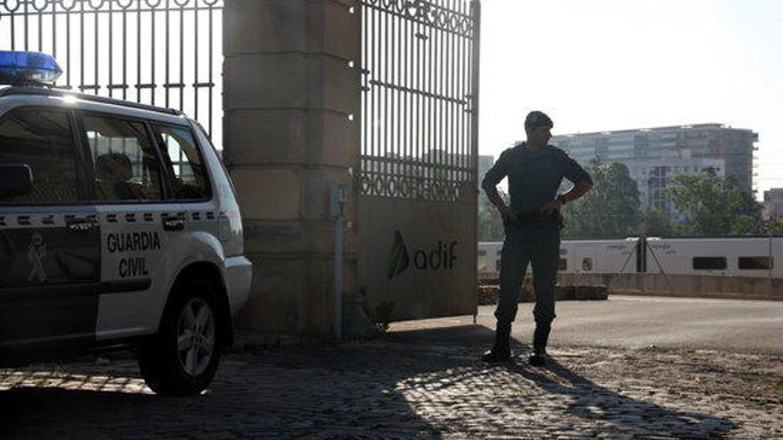 Un agent de la Guàrdia Civil a la seu d&#039;ADIF.