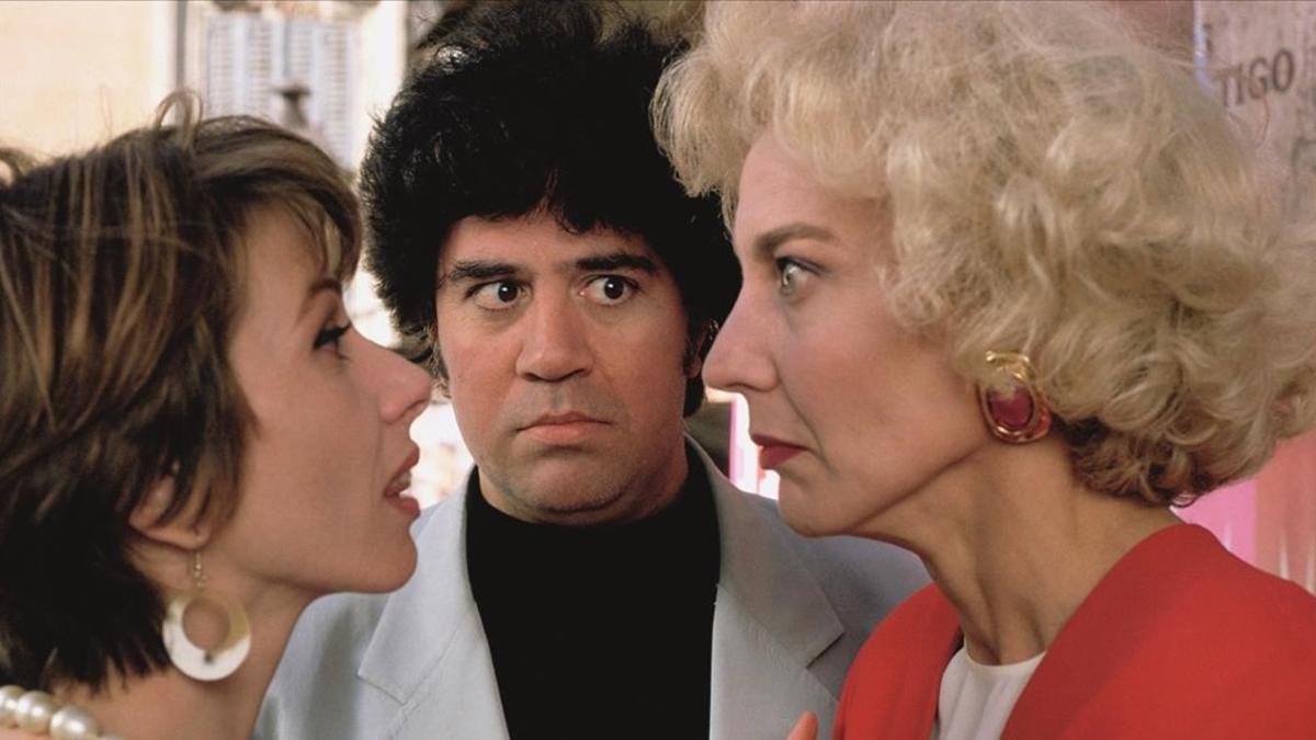 Pedro Almodóvar, entre Victoria Abril y Marisa Pareces, en el rodaje de 'Tacones lejanos'