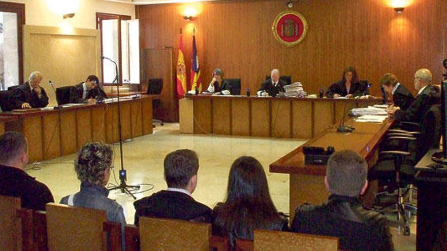 Los cinco acusados que acudieron al juicio, ayer en el banquillo de la Audiencia Provincial.