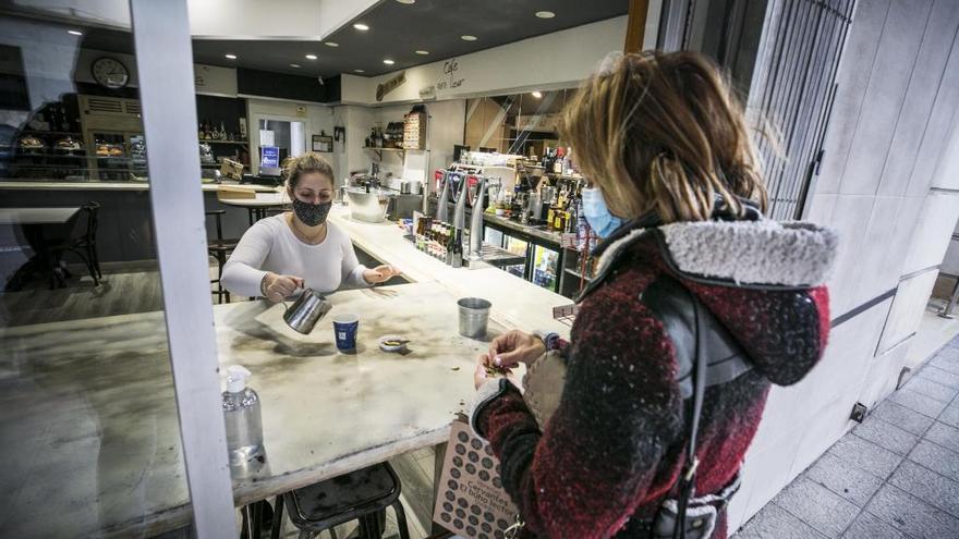 Una mujer pide un café en una cafetería.