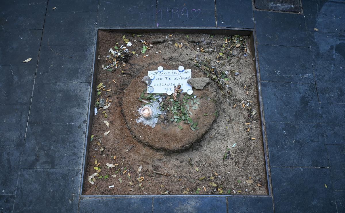 Numerosas colillas afean el altar que recuerda a Shamira en la plaza Emili Vendrell del Raval, dos semanas después de su muerte