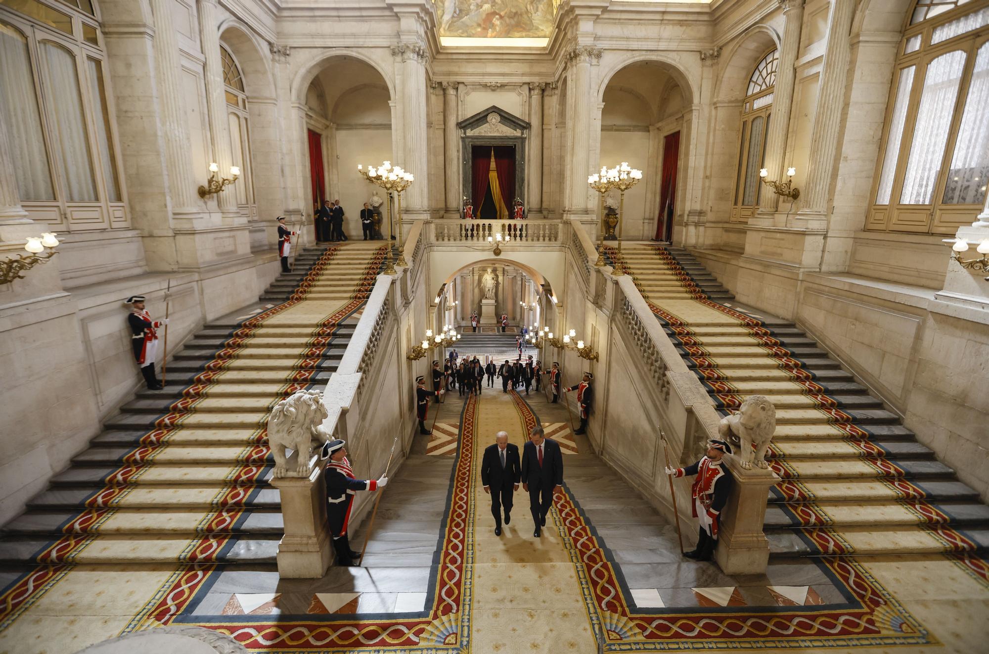 El rey Felipe VI recibe al presidente de Estados Unidos, Joe Biden, en el Palacio Real de Madrid.