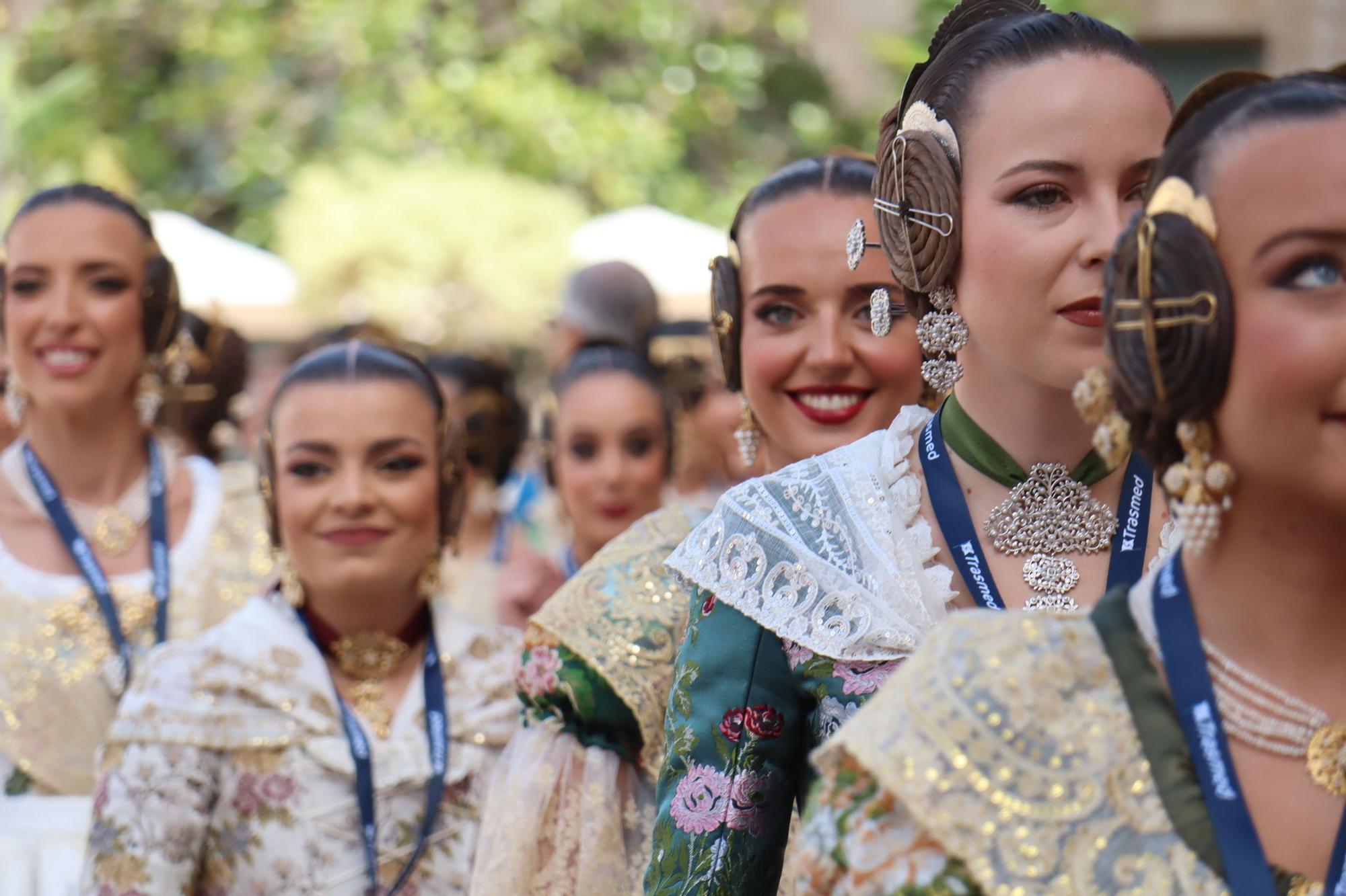 Baño de multitudes de las candidatas a Fallera Mayor de València 2025