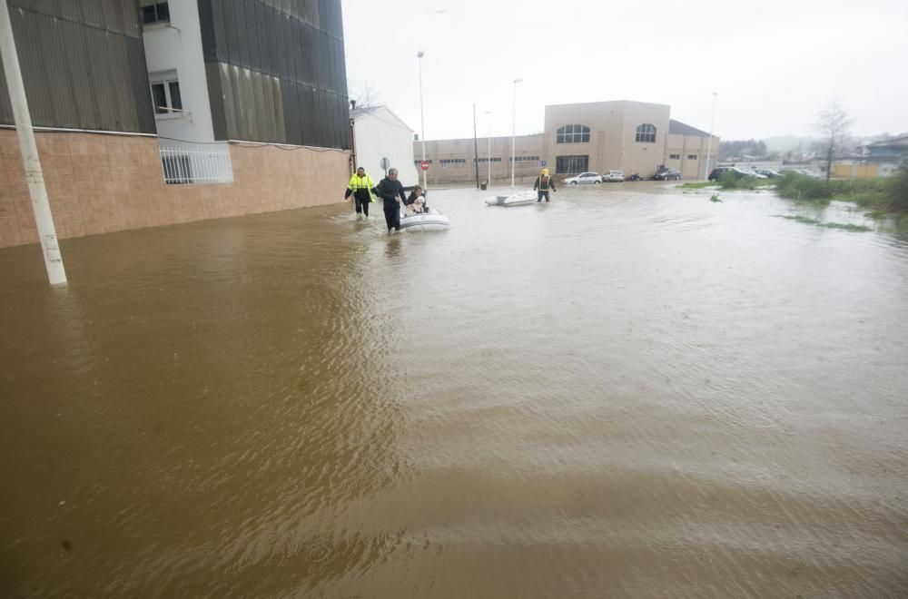 Evacuados en zodiac por las inundaciones en Sada