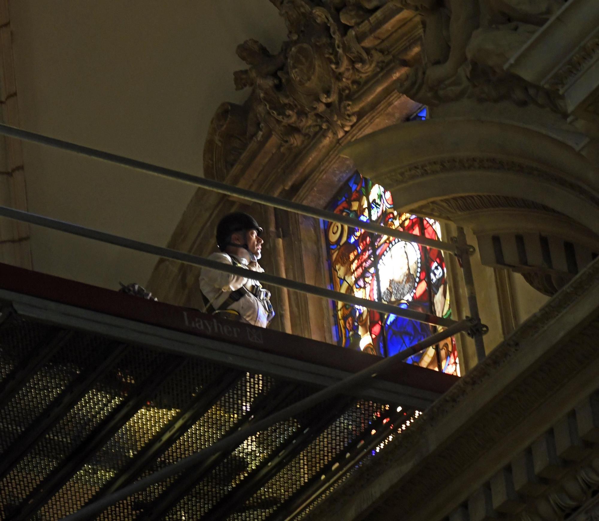 Así han instalado las vidrieras de San Pedro y San Pablo en la Catedral de Murcia
