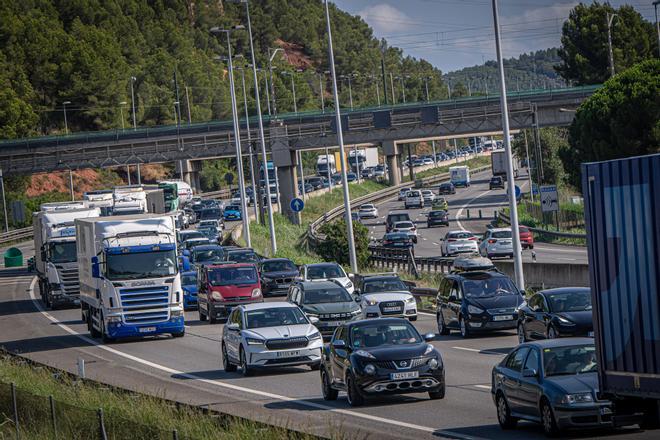 Última hora del tráfico y transporte público en Catalunya, en directo: retenciones en la AP-7, Rondas y accesos a Barcelona antes de la operación salida