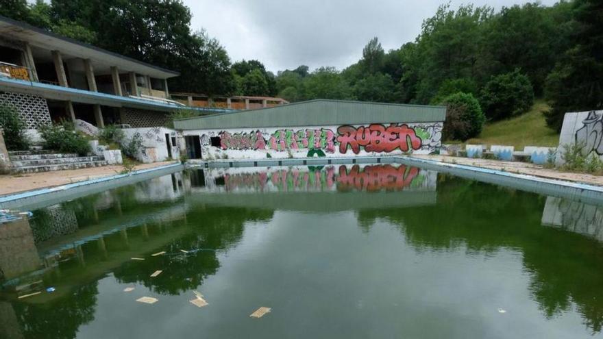 Piscinas de Pénjamo, cerradas desde 2010. | LNE