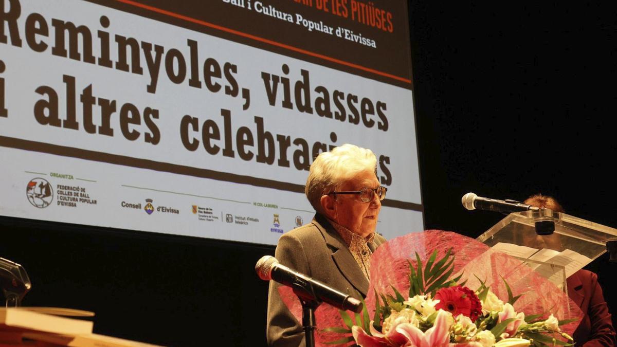 Carmen Tur, durante su discurso, en el homenaje celebrado en el auditorio de Can Ventosa. | J.A. RIERA