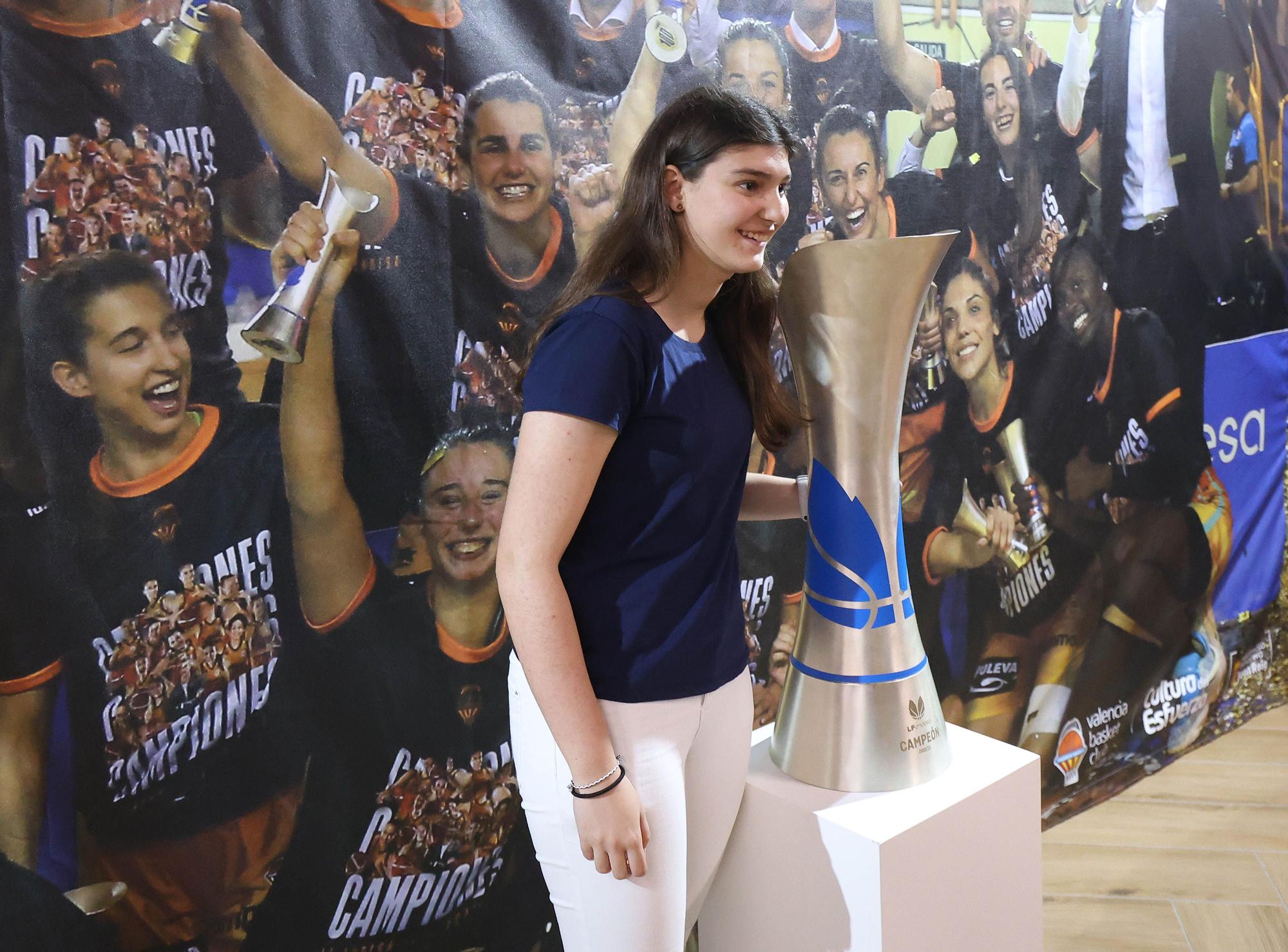 El trofeo de la Liga ya está en la Fonteta