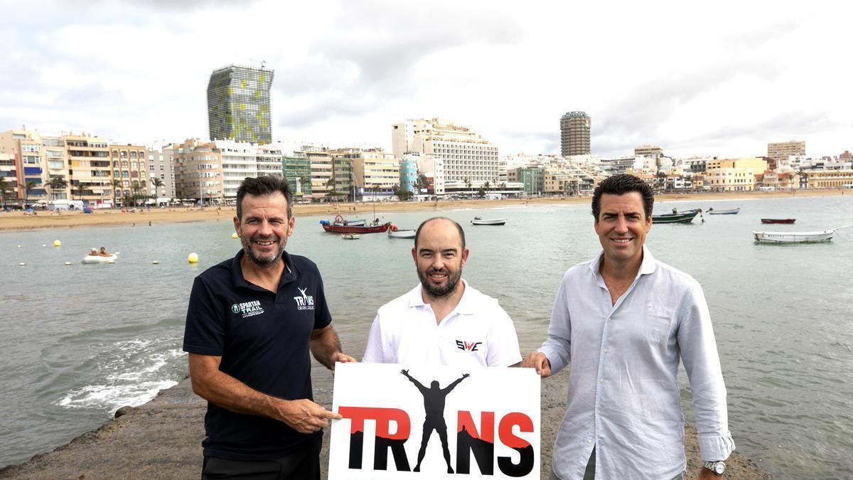 Fernando González, Manuel Satué y Pablo Llinares, en la foto de izquierda a derecha, durante el acto de presentación en Las Canteras