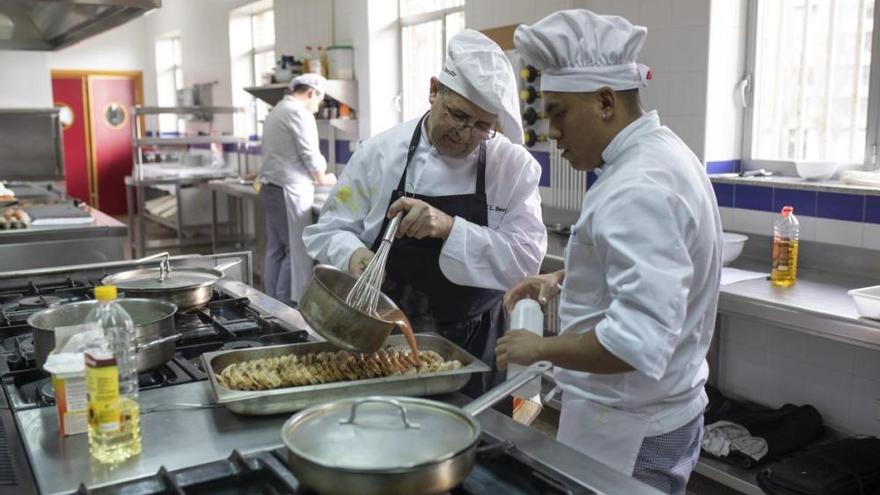 Estudiantes en las cocinas del CIFP Ciudad de Zamora