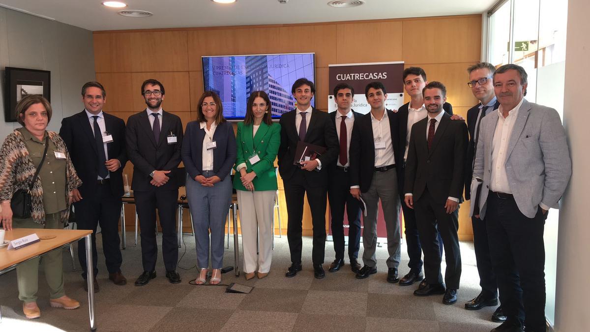 Los alumnos ganadores del premio Cuatrecasas con el jurado.