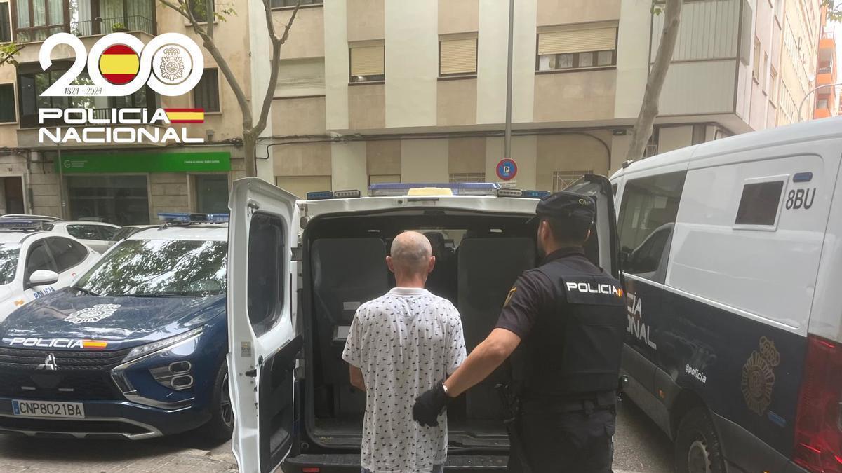 La Policía traslada al presunto ladrón detenido.