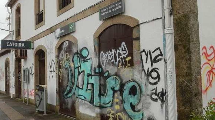 Las pintadas en la estación de ferrocarril catoirense. // Noé Parga