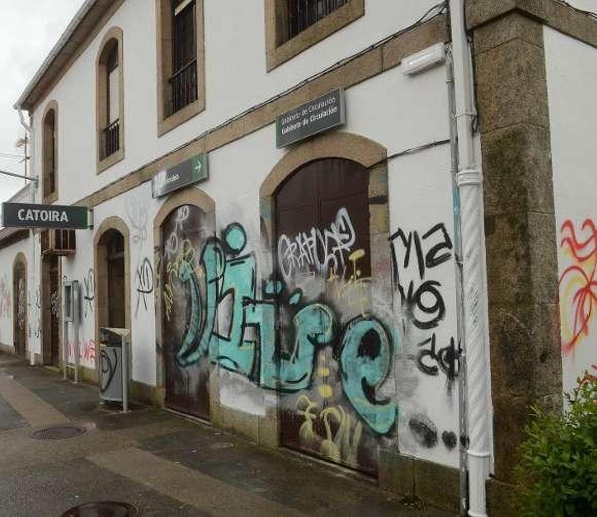 Las pintadas en la estación de ferrocarril catoirense. // Noé Parga