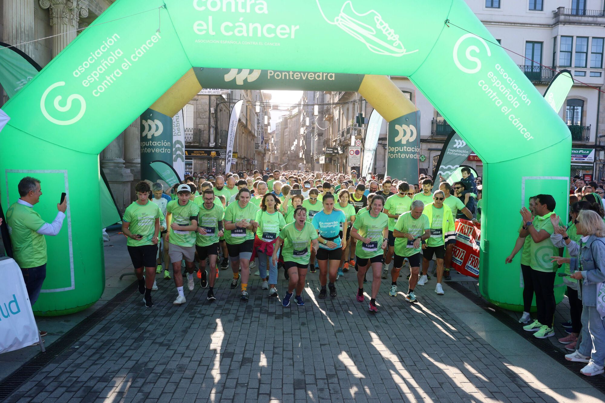 Dos mil setecientos participantes convirtieron la Marcha contra el cáncer de Pontevedra en la más multitudinaria de Galicia