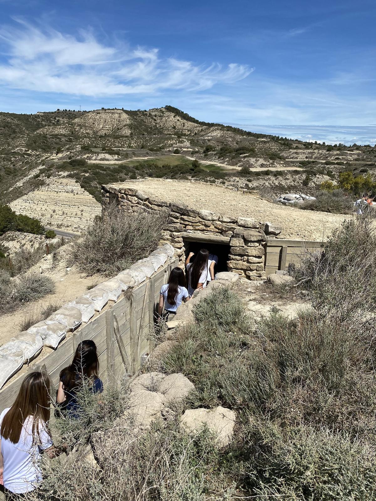 Visitantes en una de las trincheras de la Ruta Orwell