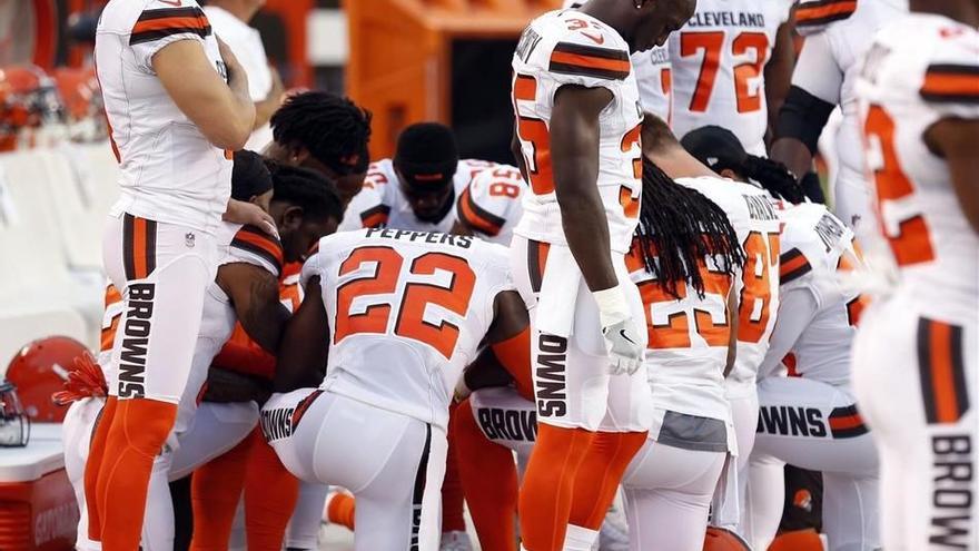 Los jugadores de la NFL protestan contra el racismo durante el himno nacional
