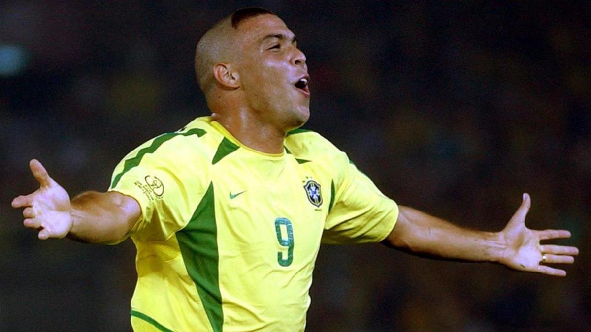 Ronaldo Nazario celebra un gol en la final del Mundial de Corea del Sur/Japón en 2002 ante Alemania