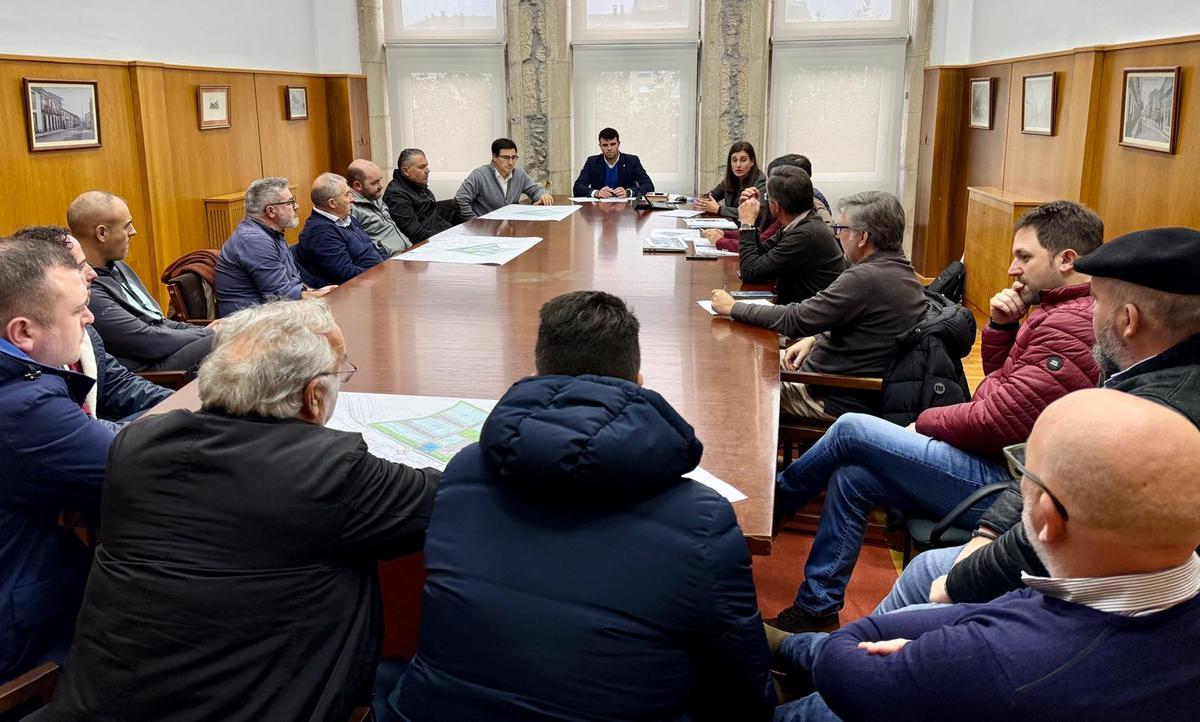 Imaxe de arquivo dunha das reunións celebradas entre representantes de Xunta, Concello e empresarios pola ampliación do polígono de Toedo.