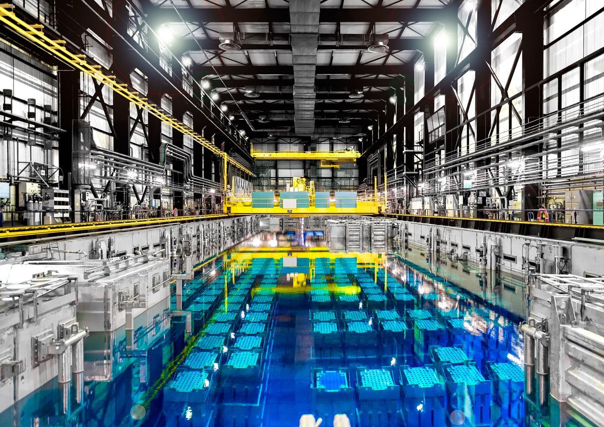 Piscina de almacenamiento de residuos nucleares en la planta de Orano en La Hague (Francia).