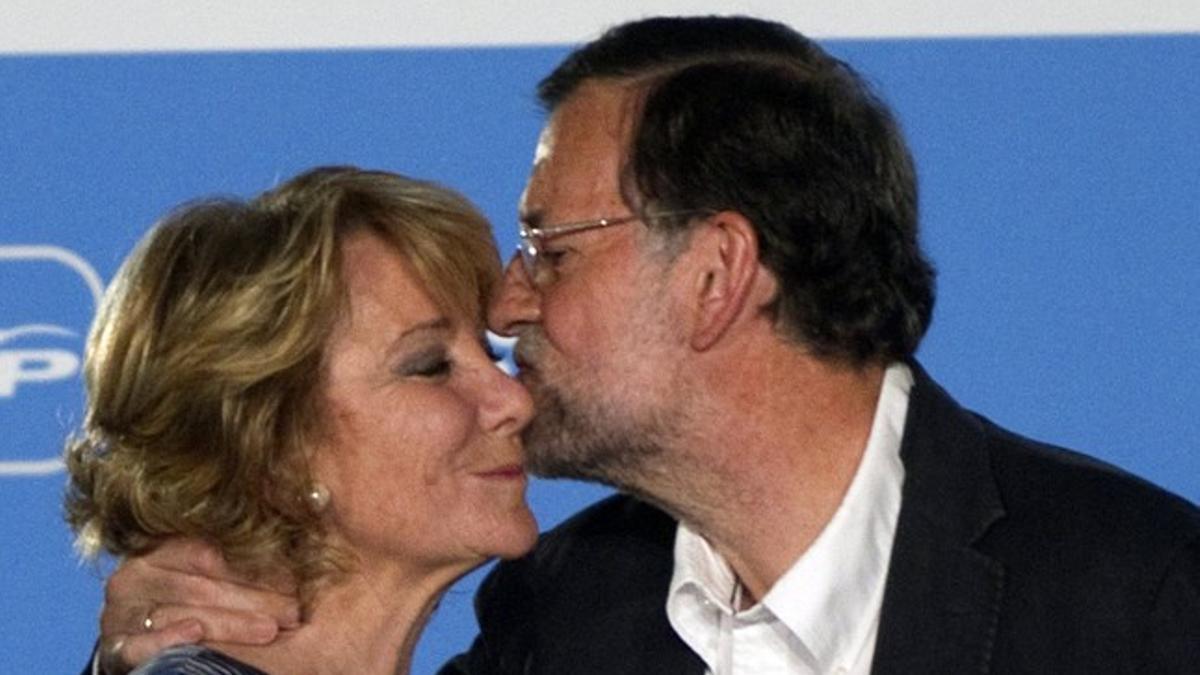 Rajoy besa a Aguirre tras ganar esta las elecciones a la Comunidad de Madrid, en mayo del 2011.