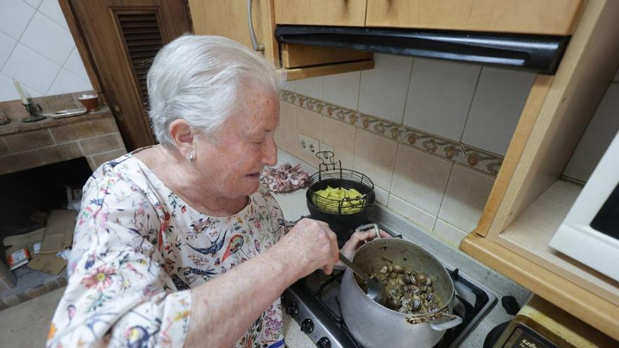 Catalina Bauzá Ribot: “Hace 58 años que cocino caracoles para Sant Marc”