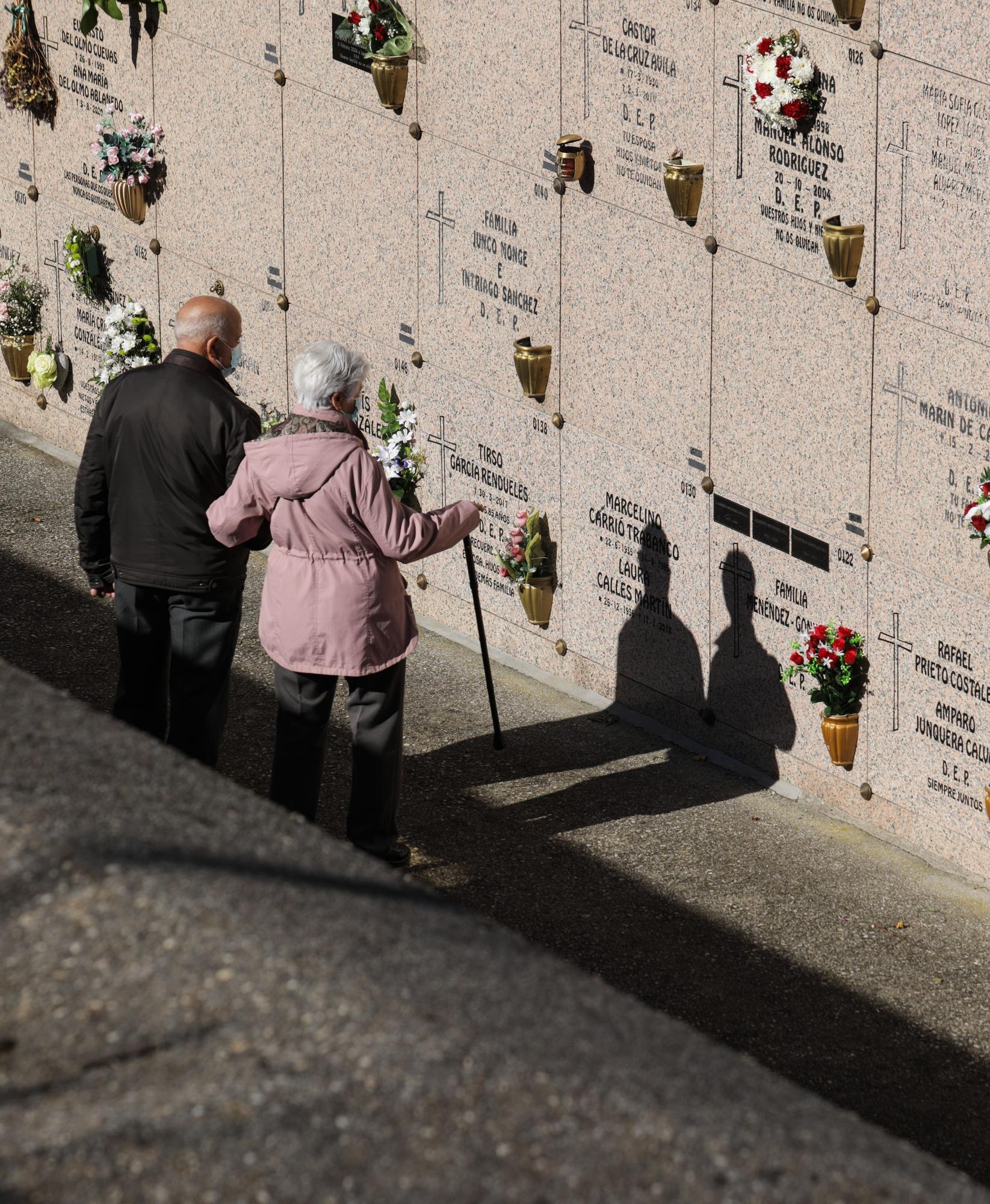 Los cementerios de Gijón vuelven a llenarse por Todos los Santos