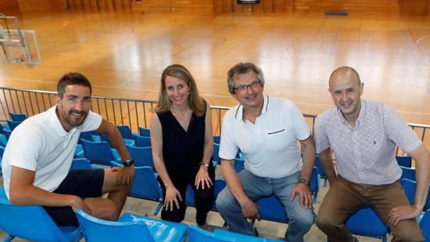 Jordi Pujol, Maite Esteve, Francesc Coll i Xavier Garcia al pavelló de l&#039;escola Maristes de Girona.