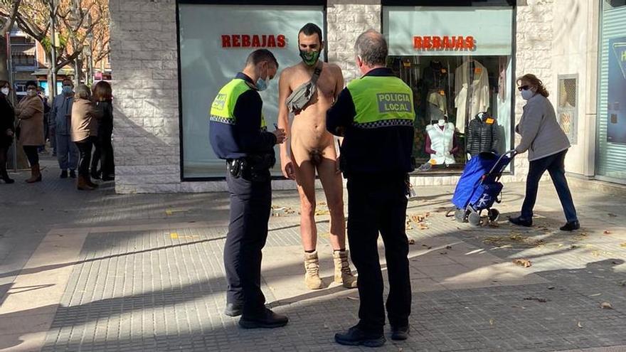 Hombre desnudo Valencia | "Voy desnudo porque me gusta, es legal"