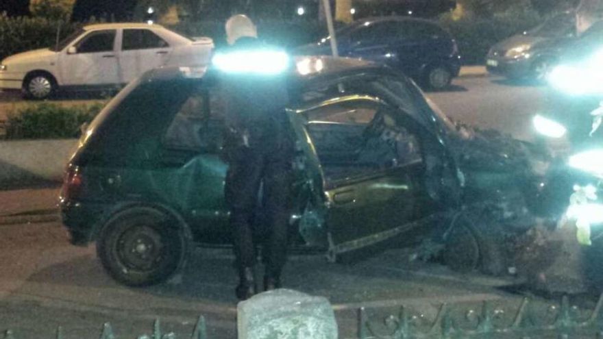 La Policía Local revisa el vehículo siniestrado en las inmediaciones del Parador.