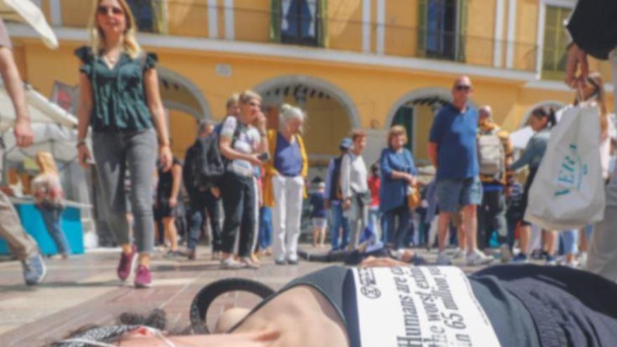 Aufmerksamkeit durch zivilen Ungehorsam: „Extinction Rebellion&quot;-Aktivisten auf Palmas Plaça Major