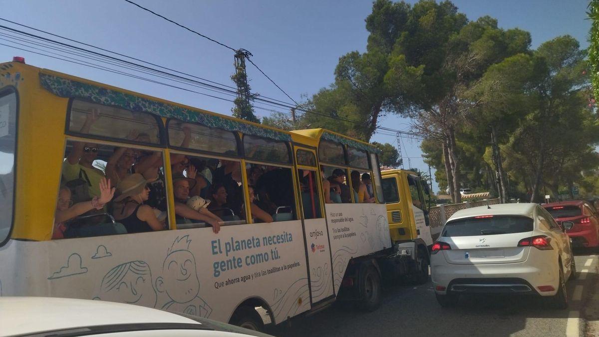 El autobús, "atrapado" en la cola de coches que se forma en la barrera de la Granadella