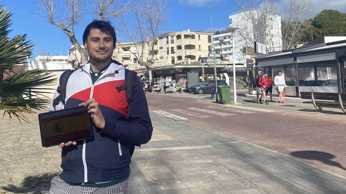 Auswanderer Alan Schewan mit seinem Informations-Tablet auf dem Bulevar in Peguera.