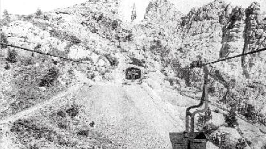 Túnel per on passava el telefèric que transportava el carbó de les mines de Vallcebre al Collet