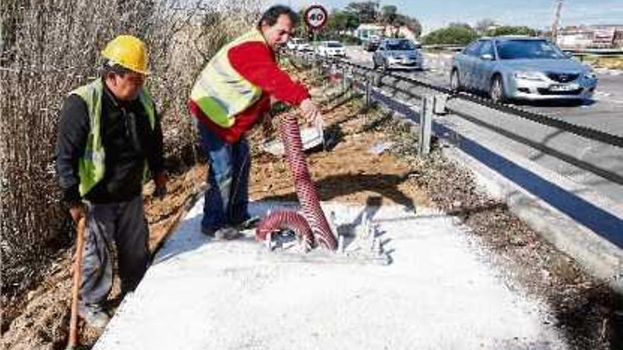 Operaris instal·lant aquest febrer el cablejat del radar per tram entre Cassà i Llagostera a la C-65.