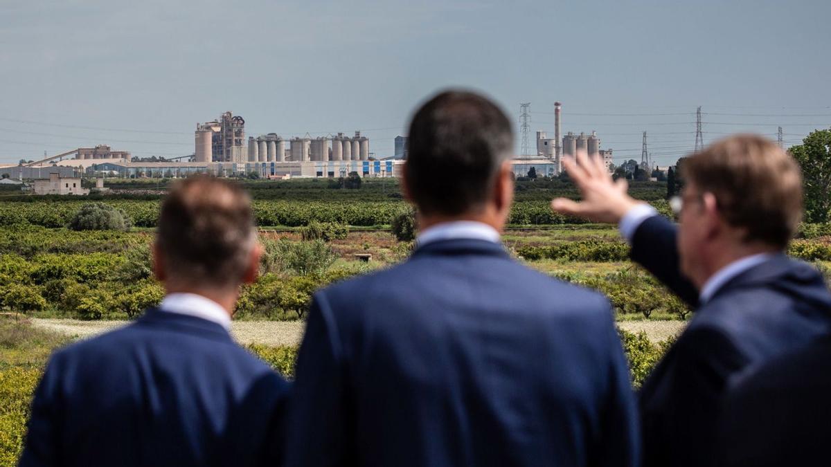 Herbert Diess, Pedro Sánchez und Ximo Puig (v. li.) im Mai in Sagunt, wo eine Batteriefabrik von VW entstehen soll.  | FOTO: ANGEL GARCIA/BLOOMBERG