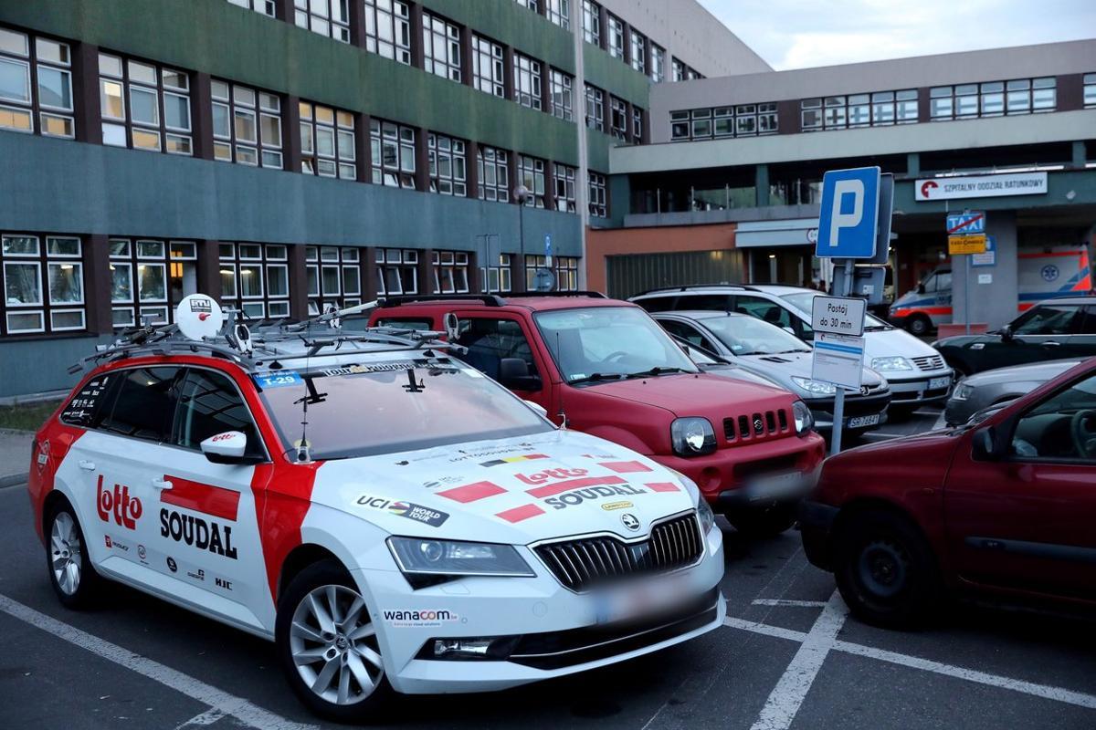 Zabrze (Poland), 05/08/2019.- A car of the Lotto Soudal team in front of the Provincial Specialist Hospital in Rybnik, Poland, 05 August 2019. Belgian cyclist Bjorg Lambrecht of Lotto Soudal team has died aged 22 on 05 August in the hospital after the 3rd stage fo the Tour de Pologne after a heavy fall. (Ciclismo, Polonia) EFE/EPA/Andrzej Grygiel POLAND OUT Zabrze (Poland), 05/08/2019.- A car of the Lotto Soudal team in front of the Provincial Specialist Hospital in Rybnik, Poland, 05 August 2019. Belgian cyclist Bjorg Lambrecht of Lotto Soudal team has died aged 22 on 05 August in the hospital after the 3rd stage fo the Tour de Pologne after a heavy fall. (Ciclismo, Polonia) EFE/EPA/Andrzej Grygiel POLAND OUT