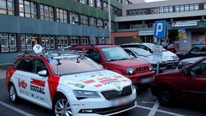 Zabrze (Poland), 05/08/2019.- A car of the Lotto Soudal team in front of the Provincial Specialist Hospital in Rybnik, Poland, 05 August 2019. Belgian cyclist Bjorg Lambrecht of Lotto Soudal team has died aged 22 on 05 August in the hospital after the 3rd stage fo the Tour de Pologne after a heavy fall. (Ciclismo, Polonia) EFE/EPA/Andrzej Grygiel POLAND OUT