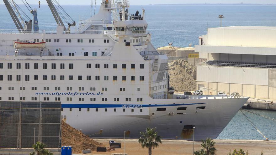 El barco &#039;Piolín&#039;, ahora ferry a Argelia, inmovilizado en Alicante por problemas técnicos