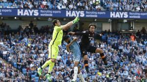 Claudio Bravo sale a despejar un balón ante el Hull.