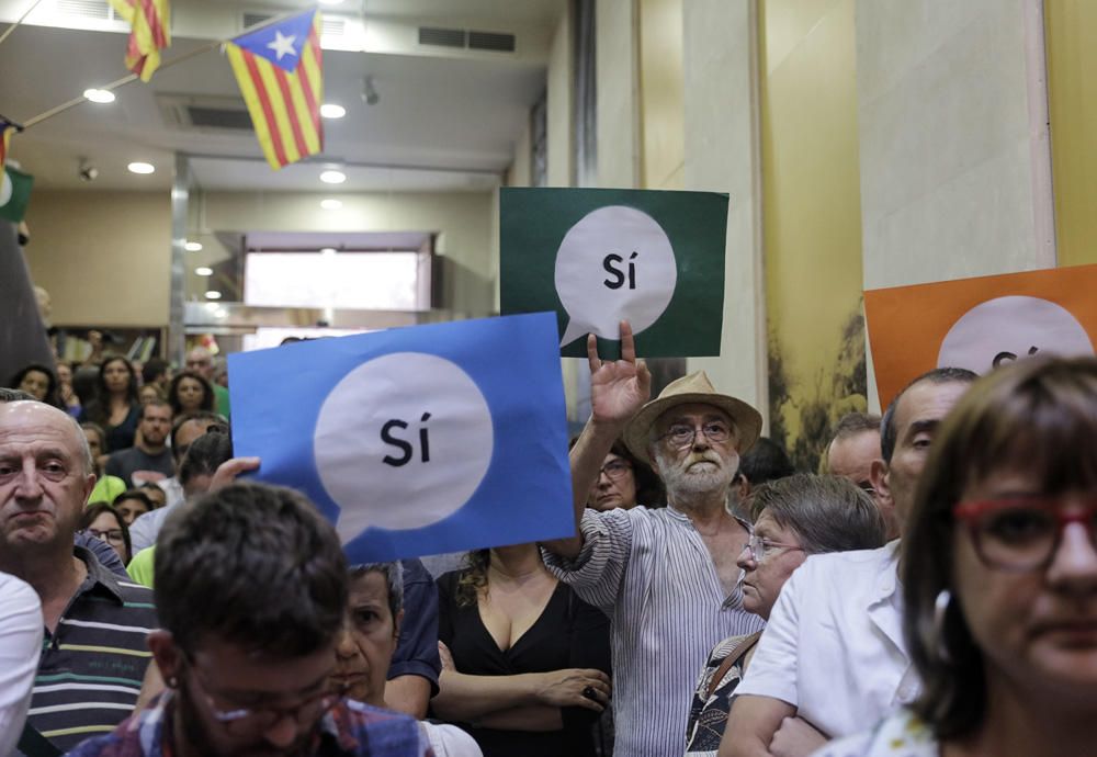 Am Mittwochabend (20.9.) zeigten sich Hunderte Teilnehmer an der Kundgebung in der Balearen-Hauptstadt solidarisch mit den Befürwortern des Referendums in Katalonien zur Loslösung von Spanien.