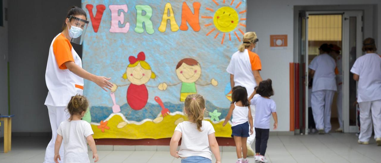 Niños y niñas en la escuela infantil Pluto de Las Palmas de Gran Canaria.